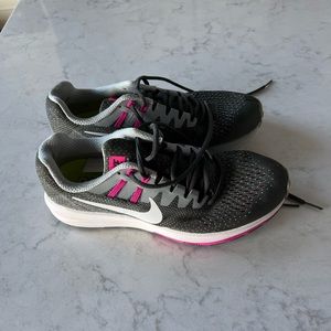 Brand new Nike Zoom Structure 20 running shoes size 9 women’s